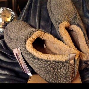 NEW. RockDove Men's Nomad Slipper with Memory Foam Luxe- LARGE 9.5-10.5